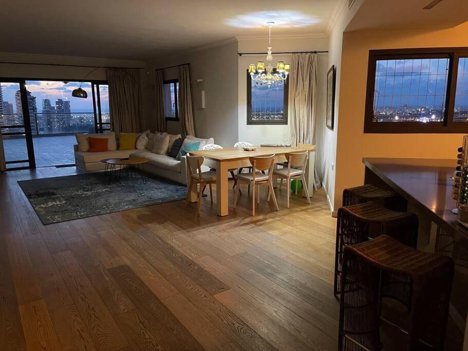 Appartamento Beautiful Penthouse W/Amazing View, Prime Location Ramat Gan Esterno foto
