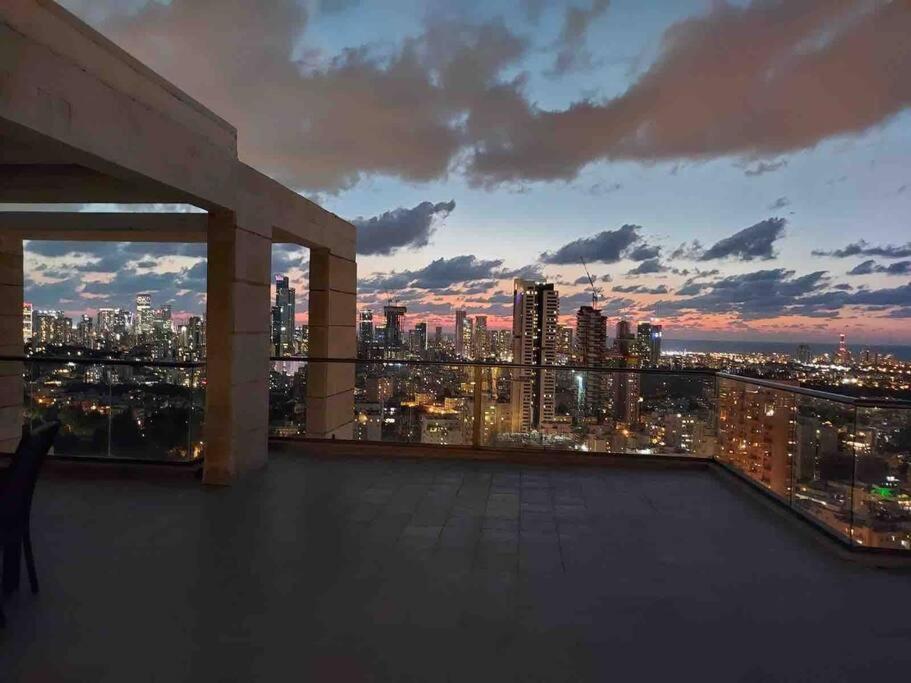 Appartamento Beautiful Penthouse W/Amazing View, Prime Location Ramat Gan Esterno foto