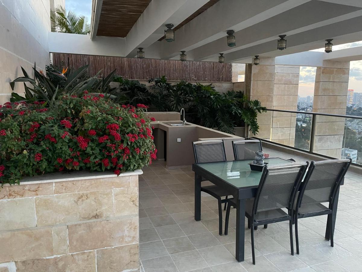 Appartamento Beautiful Penthouse W/Amazing View, Prime Location Ramat Gan Esterno foto